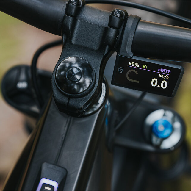 Il display Purion 400 è montato sul manubrio di una bicicletta e mostra la velocità attuale.