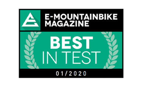 Icon mit dem Text „E-MOUNTAINBIKE MAGAZINE 01/2020“: Im Zentrum steht „BEST IN TEST“, umgeben von einem Lorbeerkranz, auf grünem Hintergrund.