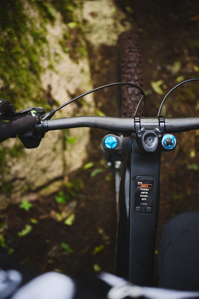 Vista del manubrio dell'eBike con Kiox 400C integrato nel tubo superiore e la modalità Race attivata.
