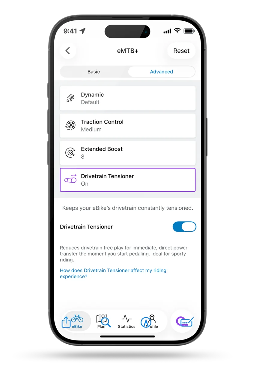 Skärmdump av inställningarna för eBike Flow-app eMTB+-läget. I menyn "Avancerad" kan du justera dynamik, antispinnsystem, Extended Boost och drivlinans spänning. Drivlinans spänningsverktyg är valt, vilket gör att elcykelns drivlina hålls konstant spänd.