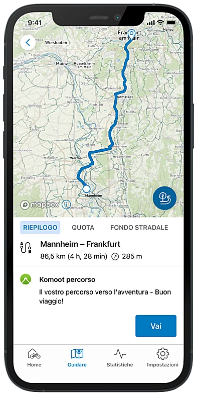 Su un telefono ritagliato si vede una mappa che rappresenta un percorso.