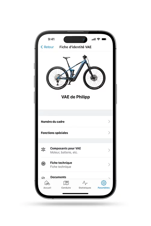 Fiche d'identité VAE sur une smartphone facultative, affichée à côté d’un VAE et d’informations pertinentes.