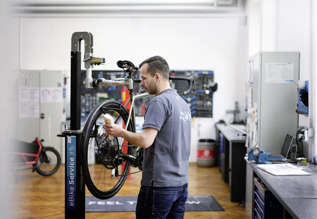 Mechanic lubricating chain