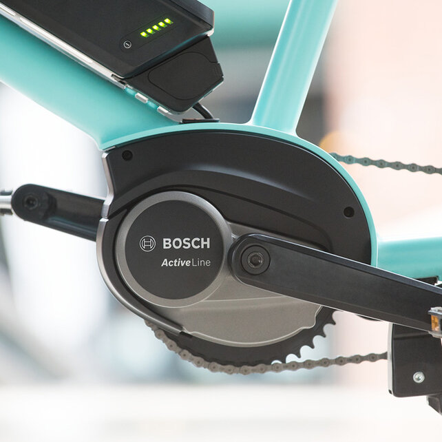 Nahaufnahme der Active Line an einem türkisen eBike.
