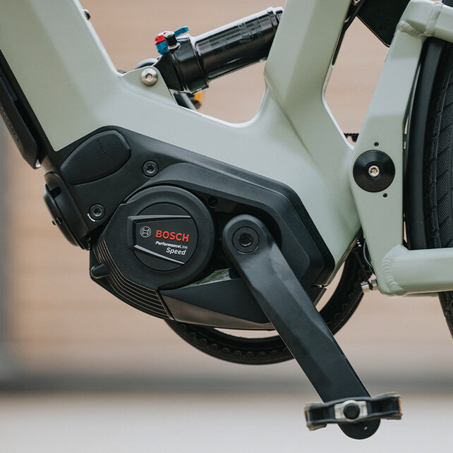 Primer plano Performance Line Speed en un eBike verde claro.