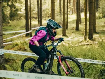 Les athlètes en e-veste maîtrisent les sentiers exigeants lors du eMTB Challenge à Willingen.