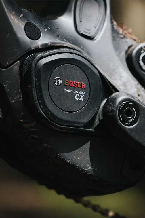 Eine Nahaufnahme eines Bosch Performance Line CX während der Fahrt an einem eBike.