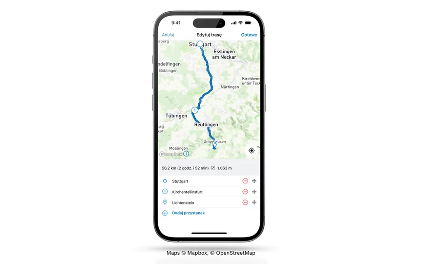 Na wyświetlaczu smartfona widnieje mapa z zaznaczoną trasą.