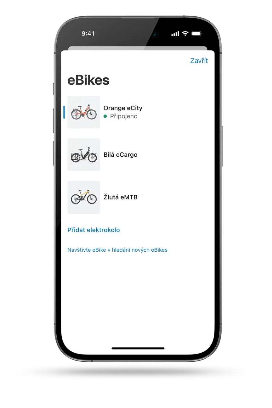 Aplikace eBike Flow a obrazovka jsou zobrazeny samostatně. Na obrazovce se nachází digitální garáž aplikace eBike Flow, která ukazuje tři různé modely elektrokol.