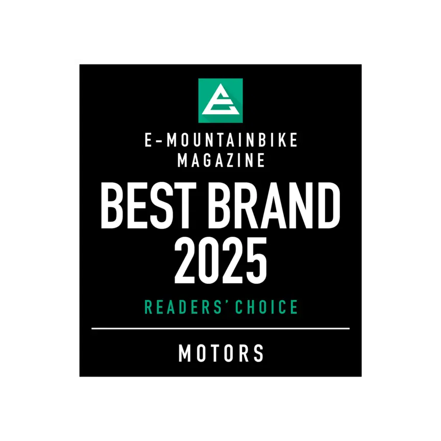 Schwarzes Rechteck mit dem Text "E-Mountainbike Magazine Best Brand 2025 Reader's Choice" mit dem Logo des Magazins obendrüber.