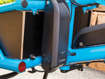 Blick auf die eBike Antriebseinheit Bosch Cargo Plus, die an einem hellblauen Lastenrad-Pedelec montiert ist