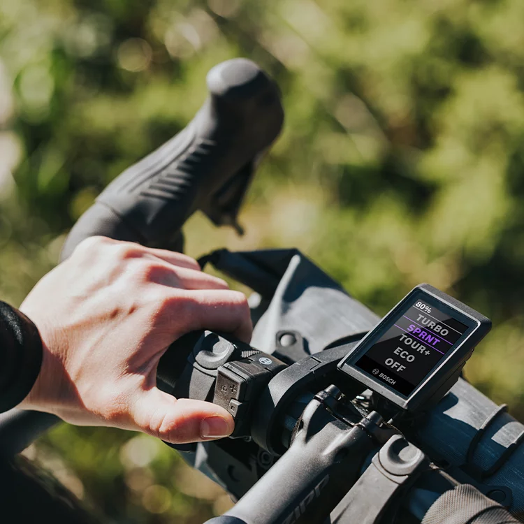 Primer plano de un manillar de bicicleta con Kiox Display ajustado en modo Sprint.