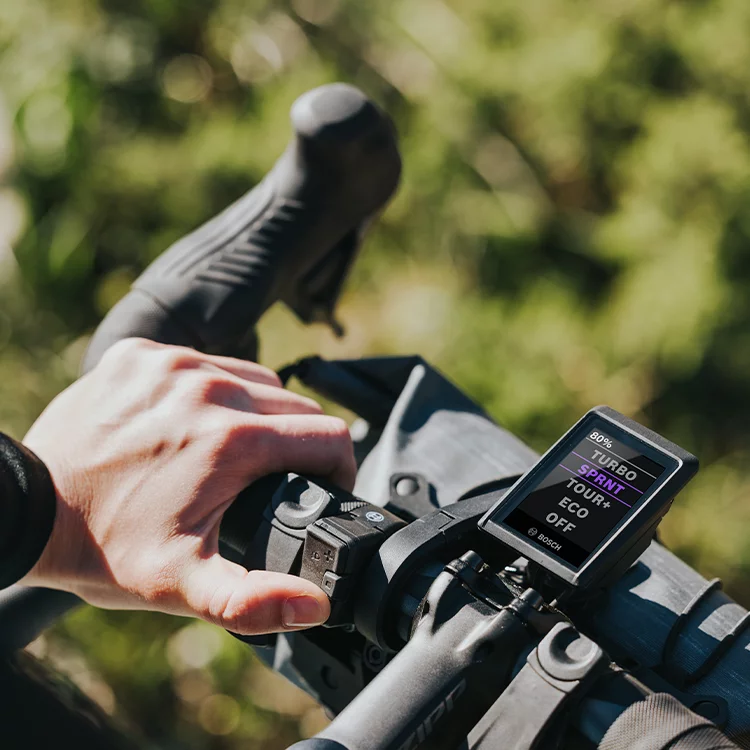 Nahaufnahme eines Fahrradlenkers mit Kiox Display, welches im Sprint Modus eingestellt ist.