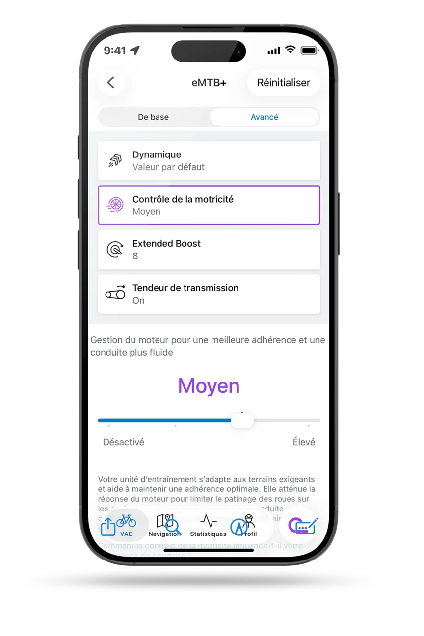capture d’écran des réglages du mode application eBike Flow VTT AE+. Le menu « Avancé » vous permet de régler dynamique, contrôle de traction, Extended Boost et Tendeur de la transmission. Le contrôle de traction est sélectionné avec un réglage moteur offrant une meilleure adhérence et une conduite plus douce.