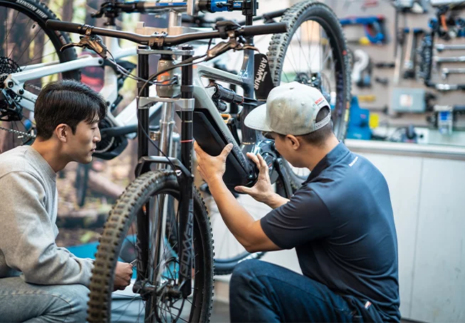Mechainc & customer checking battery