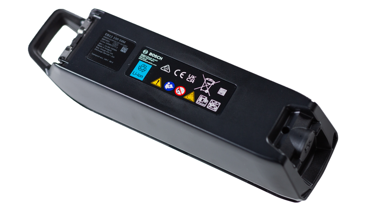 Dos de batterie recadré, sur lequel les avertissements sécurité peuvent être lus avec une étiquette.